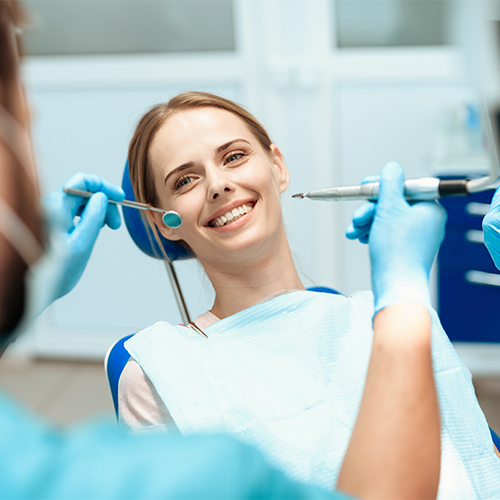 Paziente sorridente su una sedia da dentista